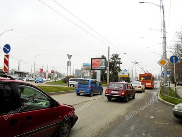 Селезнёва напротив № 176, на разделительной полосе