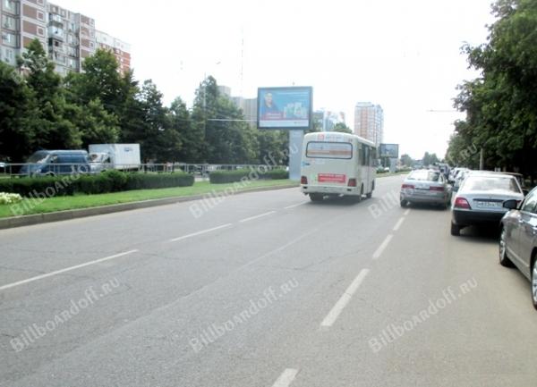 Тюляева № 19/1, на разделительной полосе
