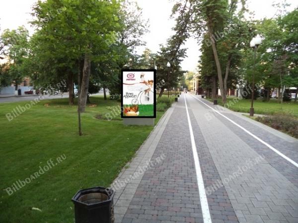 Красная напротив № 166 (в центре бульвара)