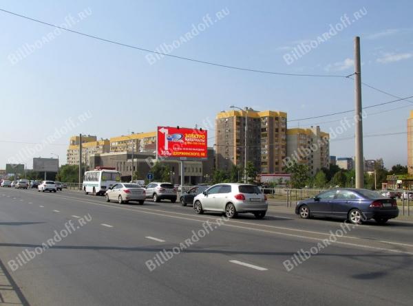 Дзержинского ул., 215 (на разделительной полосе)