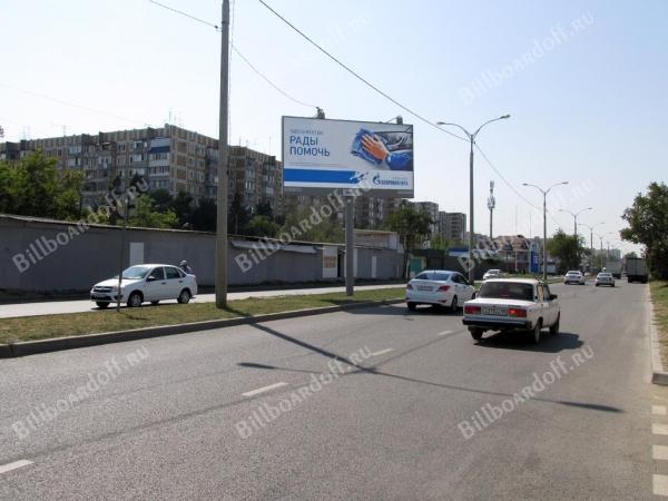 Уральская ул., 196/2 (на разделительной полосе) 