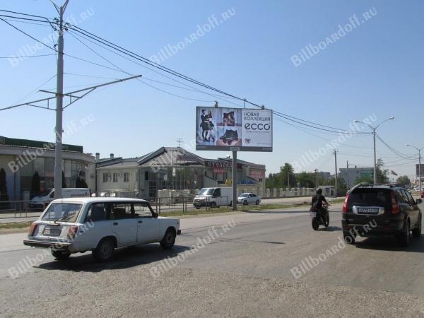 Уральская ул., 214 (на разделительной полосе) (в город)