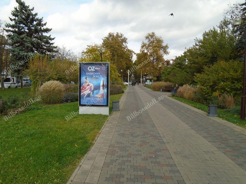 Красная № 155 (в центре бульвара)