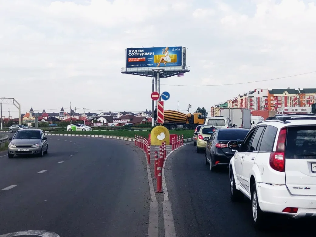 Краснодар, ул.им. Евдокии Сокол (гостевой въезд в город, направление к ТЦ 