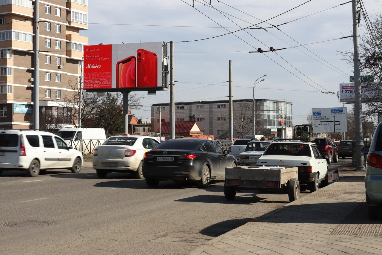 ул. Северная, напротив ул. Филатова, 37 (на разделительной полосе). Направление к ул. Уральская.