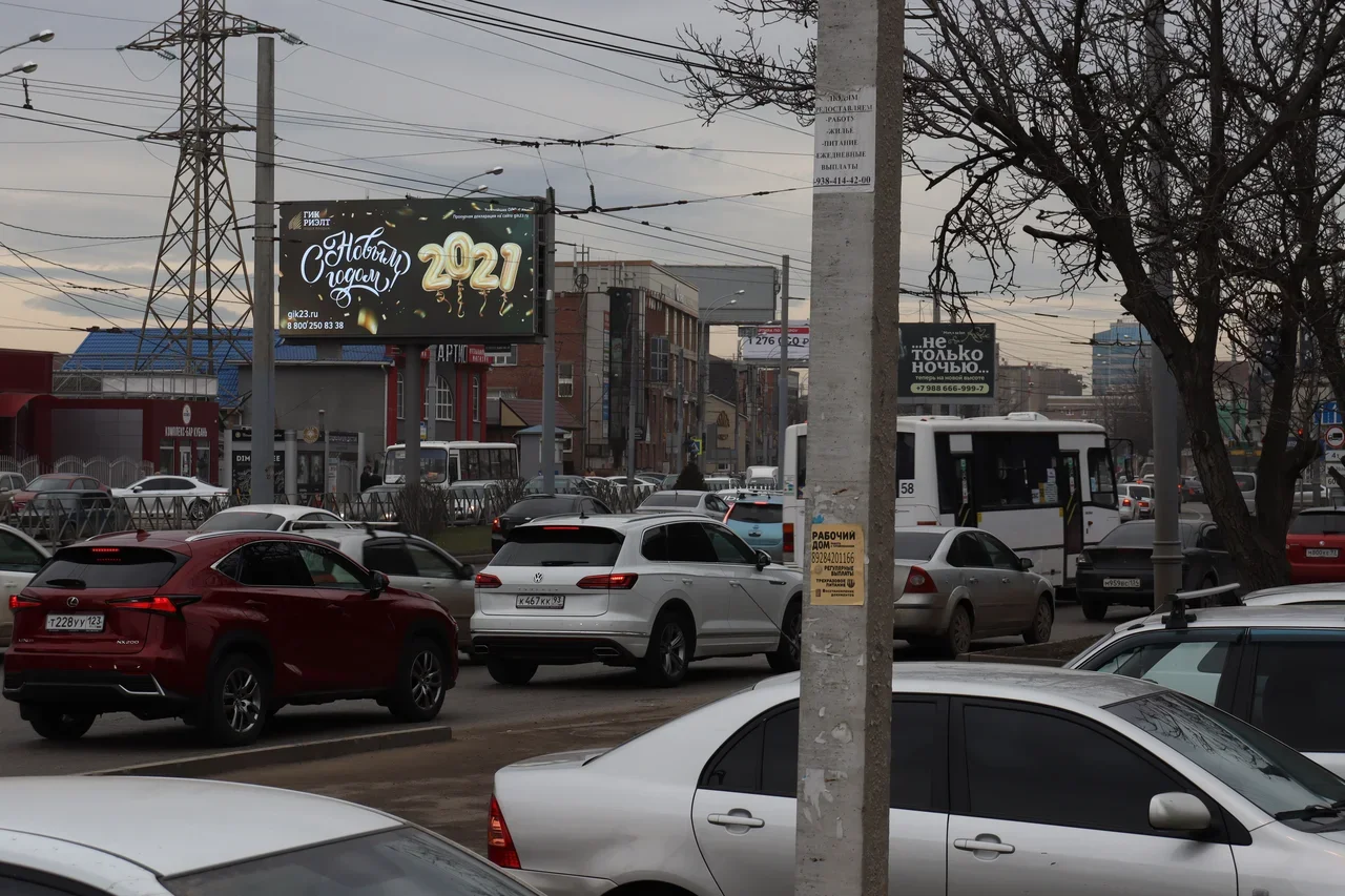 ул. Северная, напротив ул. Филатова, 37 (на разделительной полосе). Направление к ул. Уральская.