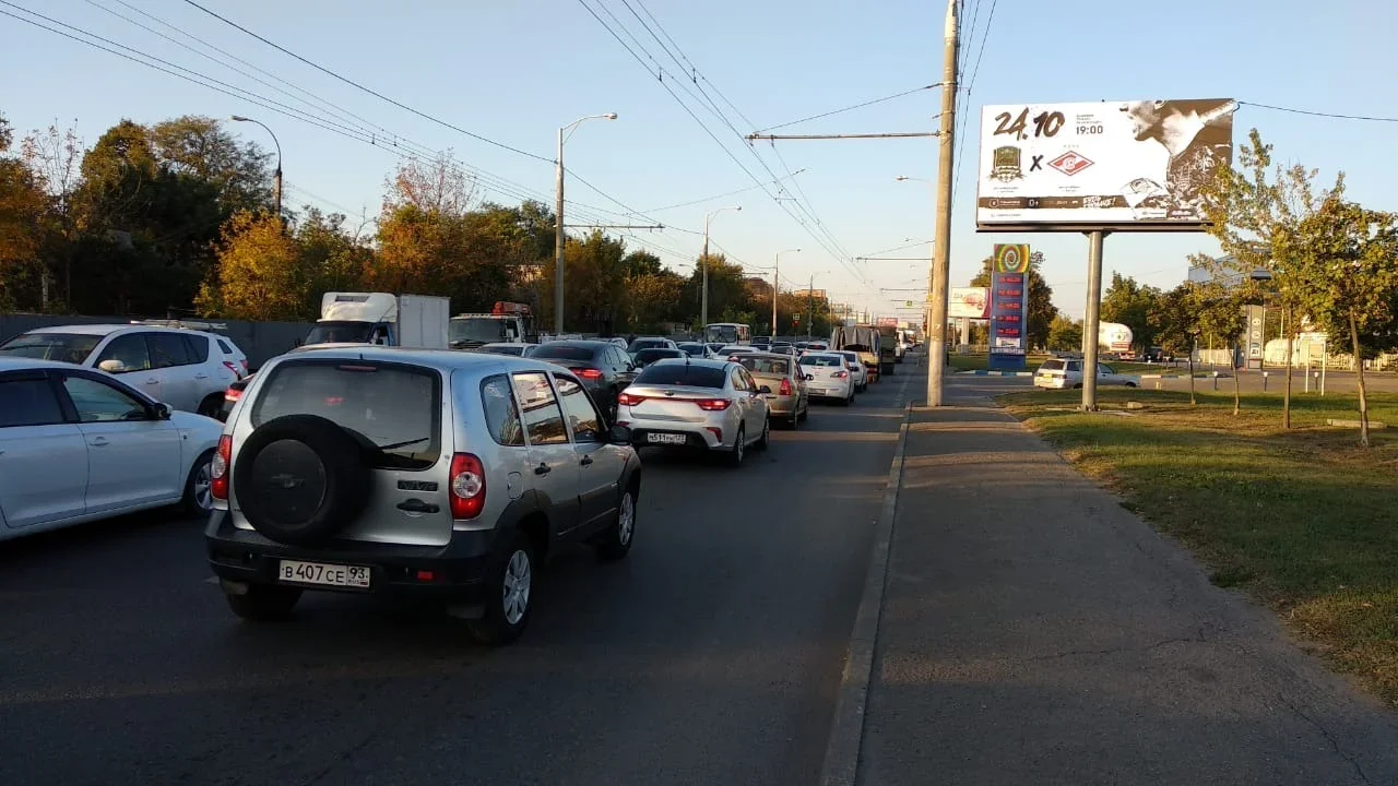 ул.Дзержинского , 68 . Направлени к ТРЦ 