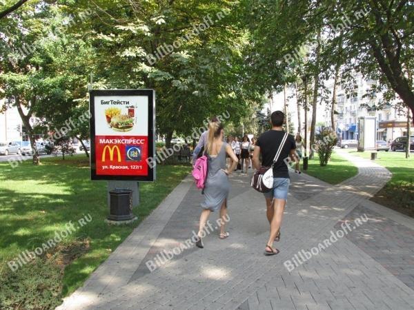 Красная ул., 113 (в центре бульвара)