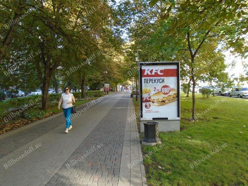 Красная напротив № 156 (в центре бульвара)