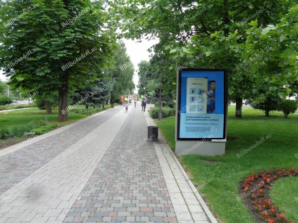 Красная напротив № 166 (в центре бульвара)