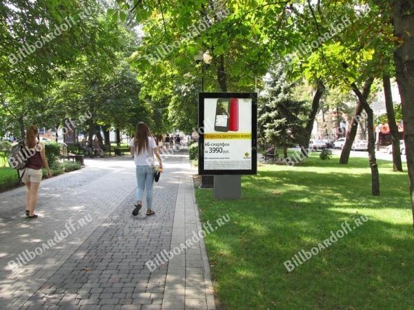 Красная ул., 113 (в центре бульвара)