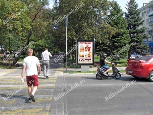 Красная ул., 158 (в центре бульвара)