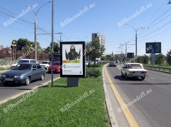 Кубанская Набережная ул., (напротив № 47/А, на разделительной полосе)