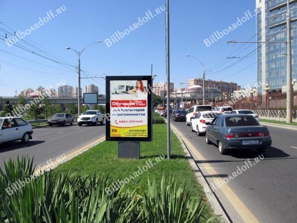 Кубанская Набережная ул., (напротив № 47/А, на разделительной полосе)