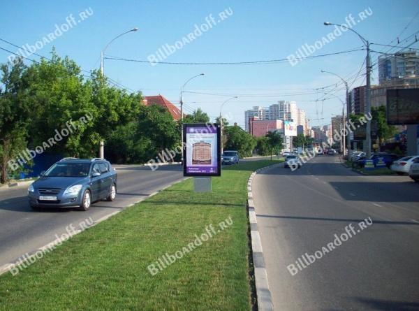 Кубанская Набережная ул., 166 (на разделительной полосе)