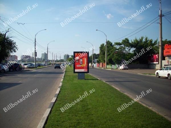 Кубанская Набережная ул., 166 (на разделительной полосе)