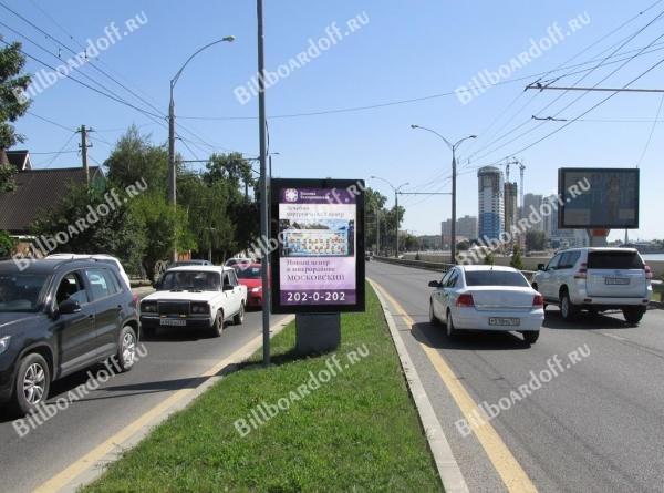 Кубанская Набережная ул., 208 (на разделительной полосе)