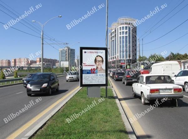 Кубанская Набережная ул., 208 (на разделительной полосе)