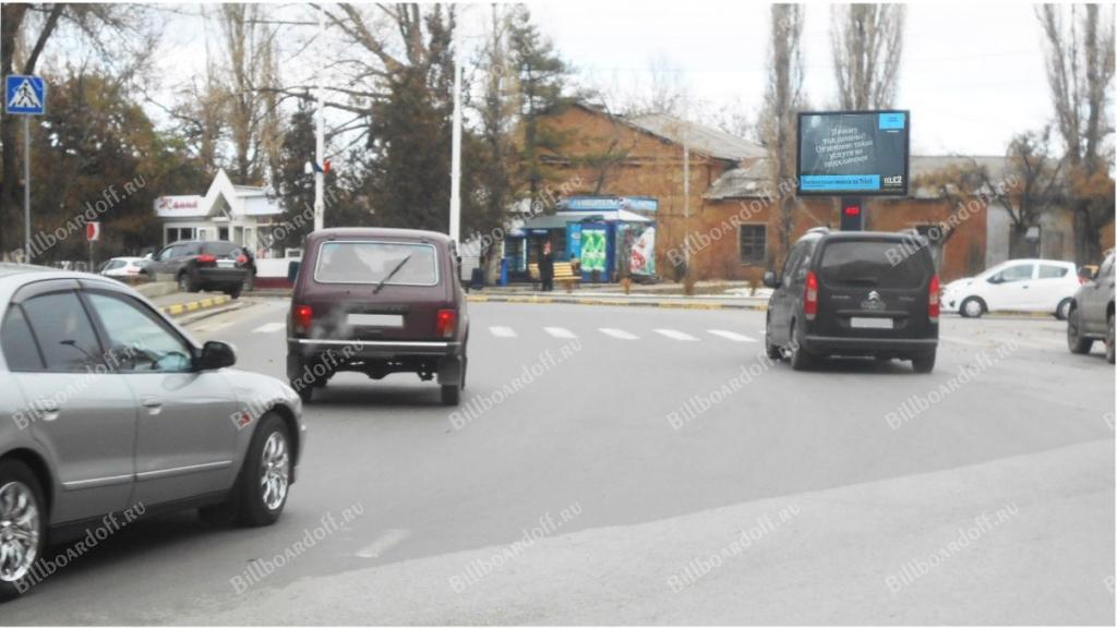 Троицкая пл., пересечение с пр. Ермака, справа по направлению движения в центр города 