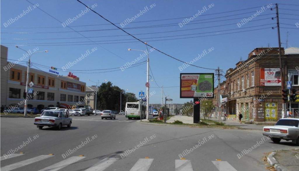 Орджоникидзе ул. и пр. Платовский, подъезд к Азовскому рынку, справа по направлению движения, центр города.