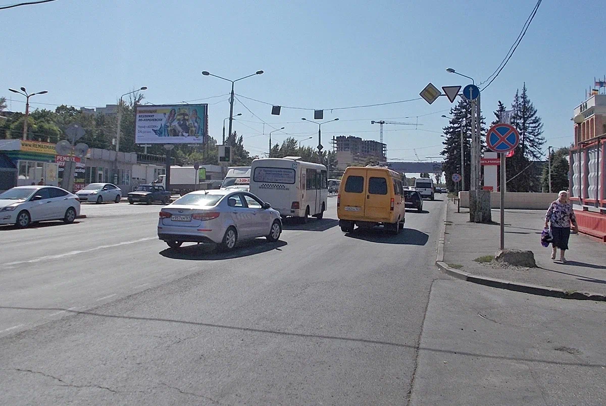 Менжинского ул. 2 (через дорогу в конце дома по ходу движения)